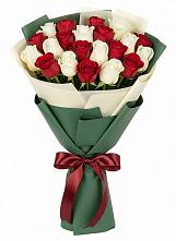 Букет Микс из красных и белых роз в Печоре