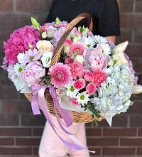Композиция солнечный день в Печоре Цветочная композиция из Розы, Хризантемы, Пионы и Лизиантусы в корзине в Печоре