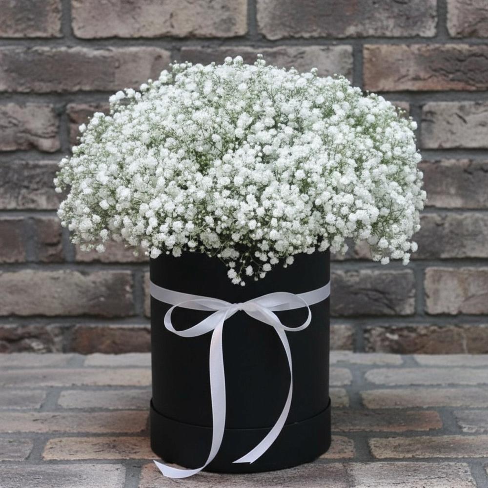 Цветочная композиция из Гипсофила в шляпной коробке в Печоре