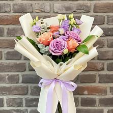 Букет цветов из:  Лизиантусы и Розы в Печоре